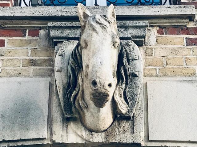A La Tete De Cheval